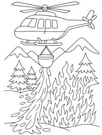 Helikopter löscht Waldbrand