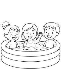 Kinder in einem Swimmingpool