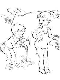Kinder spielen mit Wasser am Strand