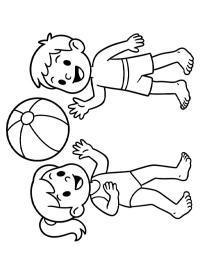 Zwei Kinder spielen mit einem Wasserball